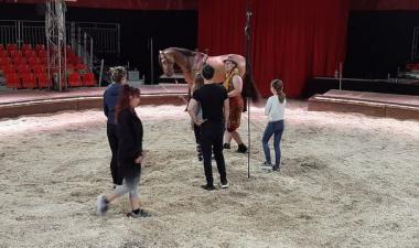 personne sur piste du chapiteau haras hennebont