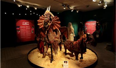 costumes et mannequins cheval dans une exposition