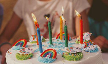 bougies colorées sur gâteau anniversaire