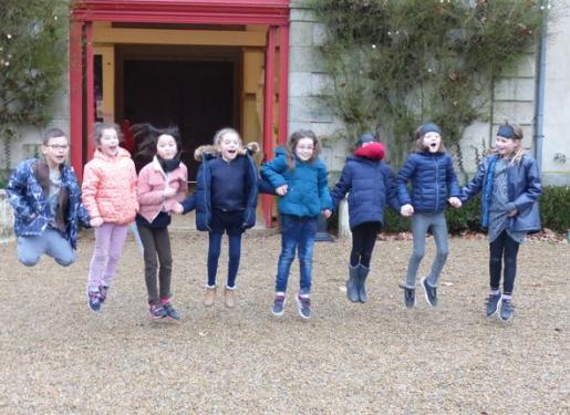 groupe d'enfants devant l'entrée du haras hennebont