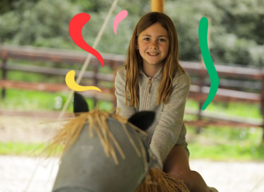 petite fille sur cheval en métal au haras hennebont