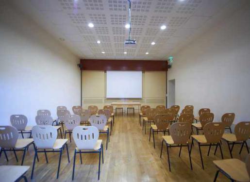 Salle de formation au Haras chaises disposées dans la salle de réunion du Haras d'Hennebont