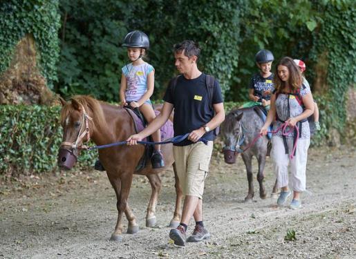 enfant sur un poney au pas