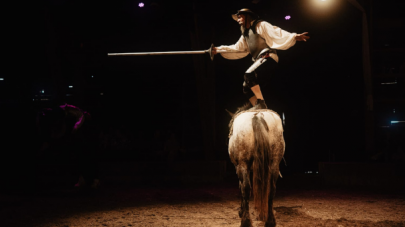 artiste et cheval en piste