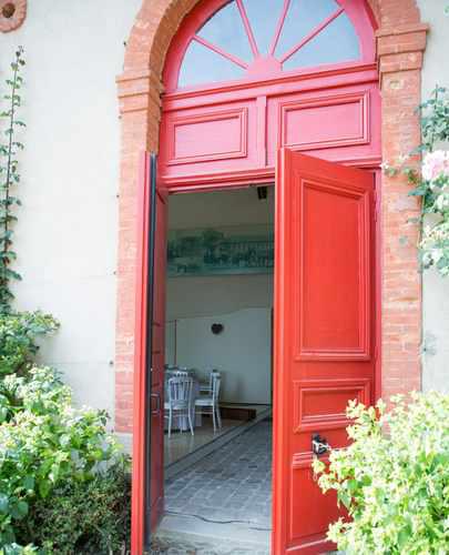 grande porte rouge de l'écurie d'honneur du Haras d'Hennebont