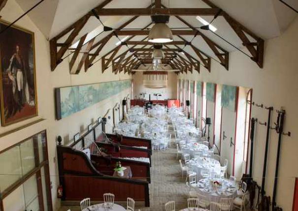 disposition des tables pour un mariage dans l'écurie d'honneur du Haras d'Hennebont