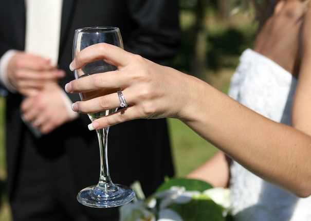 flute à champagne dans la main d'un mariée