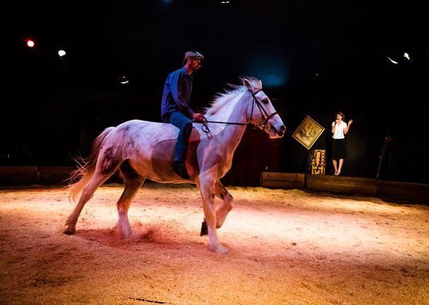 spectacle sous chapiteau le cabaret des échappés au haras d'hennebont
