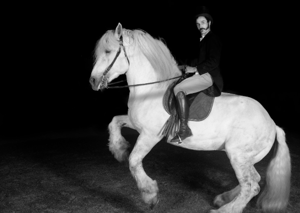 artiste et cheval en piste